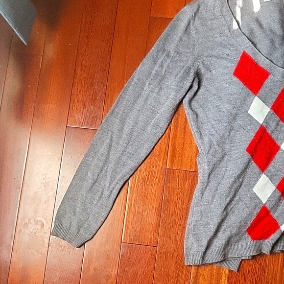 New York & Company Grey Argyle Red and White Patterned V-Neck Sweater - Picture 8 of 9